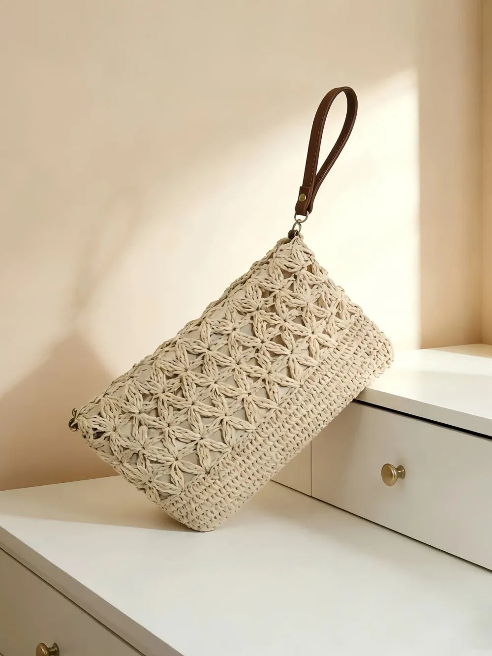 Bolso clutch de paja crochet calado con flores y cierre de cremallera